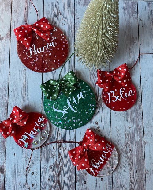 &nbsp;&iexcl;Estas Navidades, decora con magia y personalidad!
&nbsp;
Te presentamos nuestras exclusivas bolas de Navidad personalizadas hechas de resina, dise&ntilde;adas con todo el amor y detalle para hacer de tu &aacute;rbol un reflejo &uacute;nico de tus seres queridos. Cada bola lleva el nombre que elijas, convirti&eacute;ndose en un adorno especial que llenar&aacute; cualquier rinc&oacute;n de tu hogar con calidez y esp&iacute;ritu navide&ntilde;o.
&nbsp;
Haz que esta Navidad sea inolvidable con un toque personal y lleno de encanto. &iexcl;El regalo perfecto para sorprender a los tuyos!