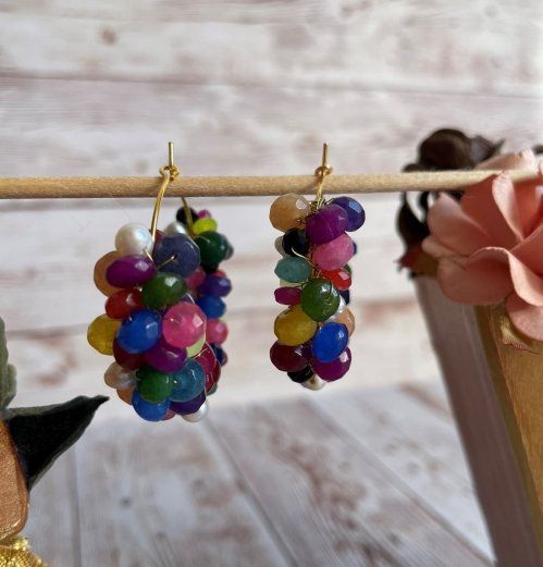 Los pendientes son uno de los complementos m&aacute;s utilizados y m&aacute;s vistosos.&nbsp; Echa un vistazo y descubre piezas de lo m&aacute;s especiales, originales y coloridos. Realizados con perlas, con bolas de jade, con iniciales,&nbsp; lo que hace que a&uacute;n sean m&aacute;s &uacute;nicos.